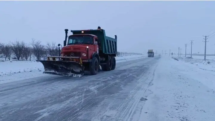 ۱۴ هزار کیلومتر برفروبی در محورهای مواصلاتی همدان ۱۴ هزار کیلومتر برفروبی در محورهای مواصلاتی همدان