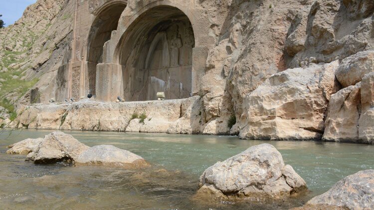 پرآب شدن چشمههای باستانی طاق بستان با بارشهای پاییزی اخیر پرآب شدن چشمههای باستانی طاق بستان با بارشهای پاییزی اخیر