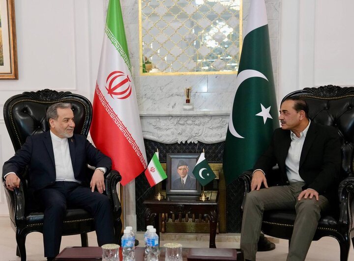 دیدار عراقچی با فرمانده ارتش پاکستان دیدار عراقچی با فرمانده ارتش پاکستان