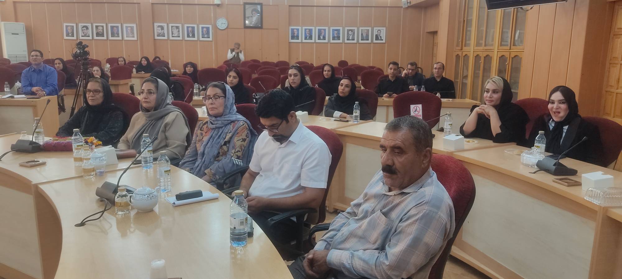 بیان دغدغه‌ها و مشکلات هنرمندان صنایع‌دستی در نشست با استاندار