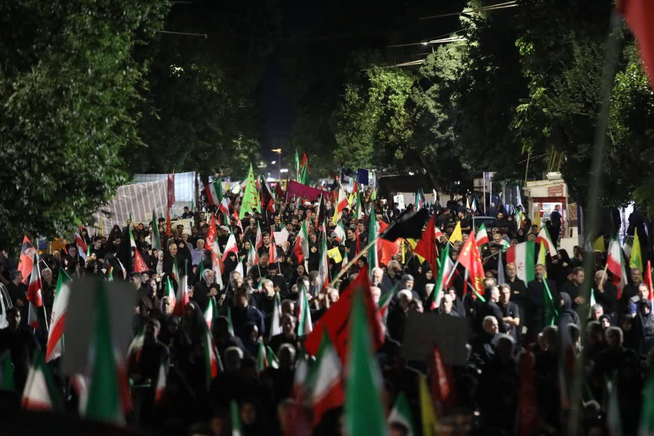 صد ودوازدهمین شب ایستادگی مردم ارومیه در برابر زیاده خواهیهای دشمنان صد ودوازدهمین شب ایستادگی مردم ارومیه در برابر زیاده خواهیهای دشمنان