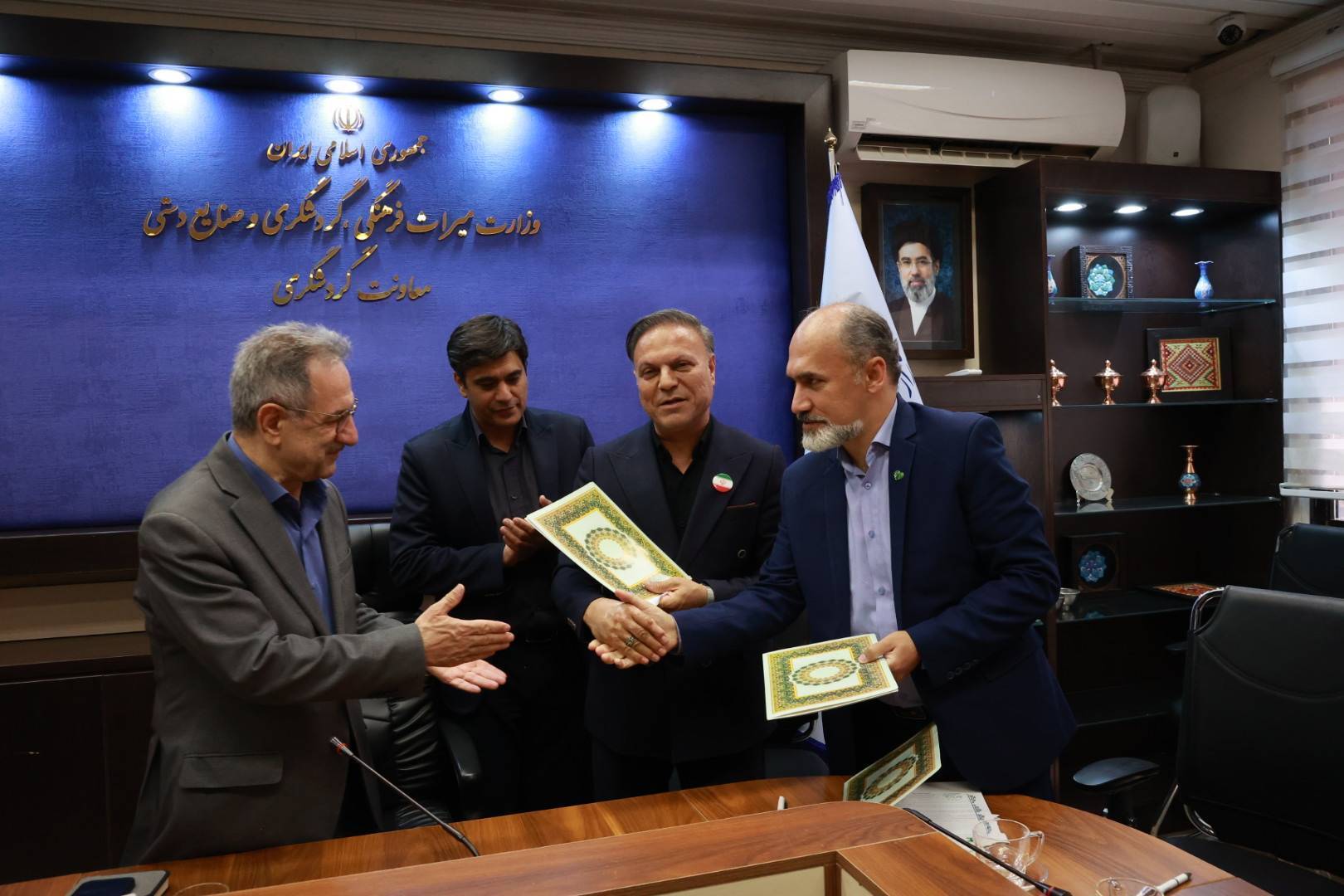 انعقاد تفاهمنامه همکاری توسعه گردشگری سبز و حمایت از ایجاد تأسیسات گردشگری پایدار انعقاد تفاهمنامه همکاری توسعه گردشگری سبز و حمایت از ایجاد تأسیسات گردشگری پایدار